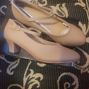 Theatricals footwear beige size 9 dance shoes.